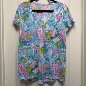 LILLY PULITZER ETTA V NECK SHORT SLEEVE T SHIRT WISH YOU WERE HERE PRINT MEDIUM